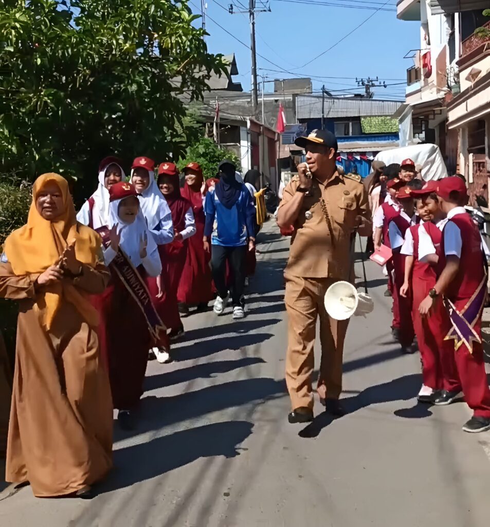 Turun ke Jalan, Kader Adiwiyata SDN 67 Rappokalling Ajak Warga Peduli Lingkungan