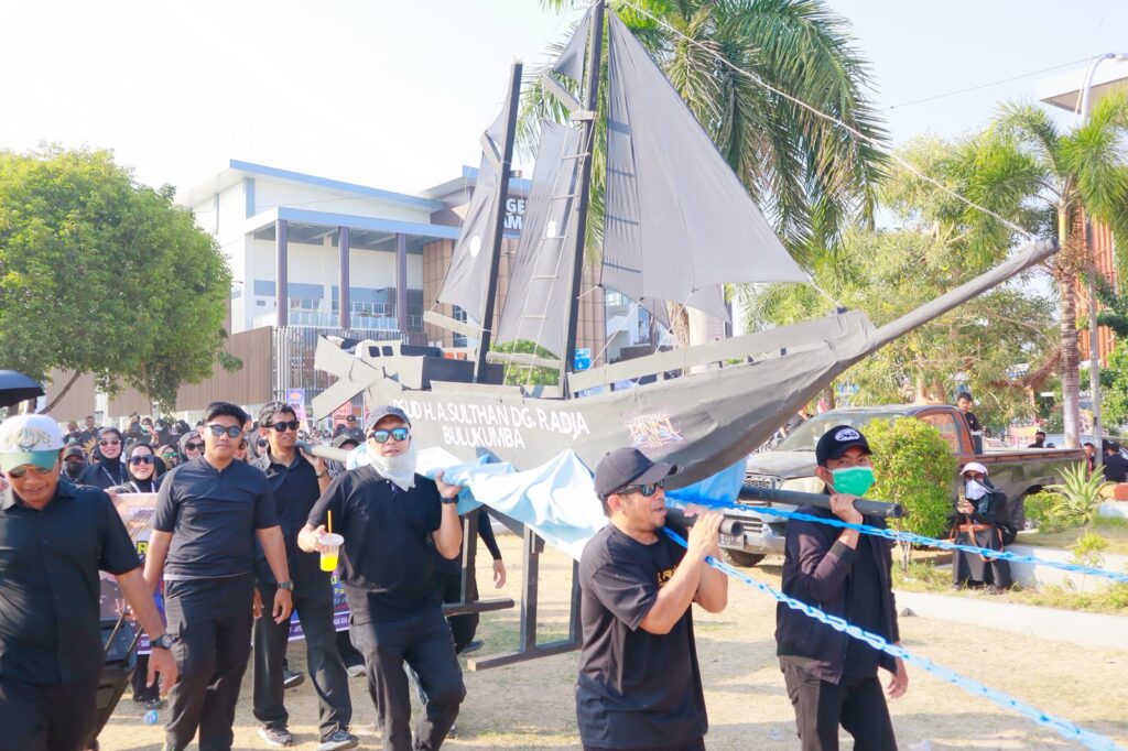 Angkat Filosofi Anyorong Lopi, RSUD H.A. Sulthan Dg. Radja Bulukumba Ramaikan Karnaval Budaya Festival Pinisi XVI