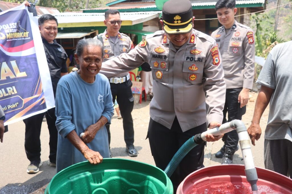 HUT Humas Polri ke-75, Kapolres Soppeng Salurkan Bantuan Air Bersih bagi Warga Terdampak Kemarau