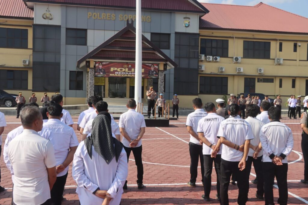 Kapolres Soppeng Tekankan Disiplin, Tanggung Jawab, dan Optimalisasi Pelayanan dalam Apel Pagi Personel