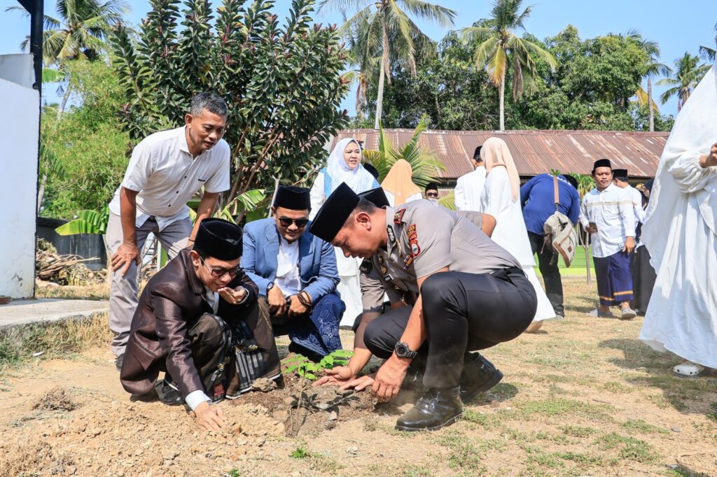 HARI SANTRI 2026, KAPOLRES BARRU TANAM POHON DI PONPES DDI TAKKALASI